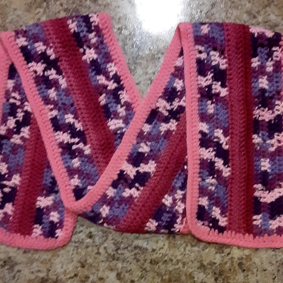 A crocheted hat and scarf set - Picture 4 of 7